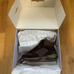 Easy Spirit Dark Brown Lace-Up Hiking Boots with Maroon Laces 9W